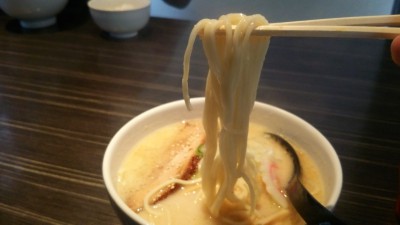 とも狼ラーメン – 白(とんこつ) – 麺カット